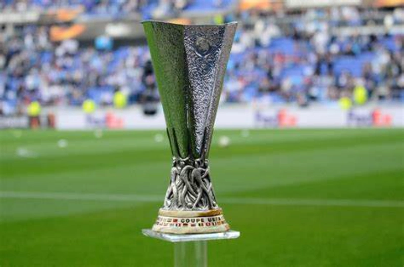 Chiếc cúp của Europa League được làm bằng bạc đẹp mắt 